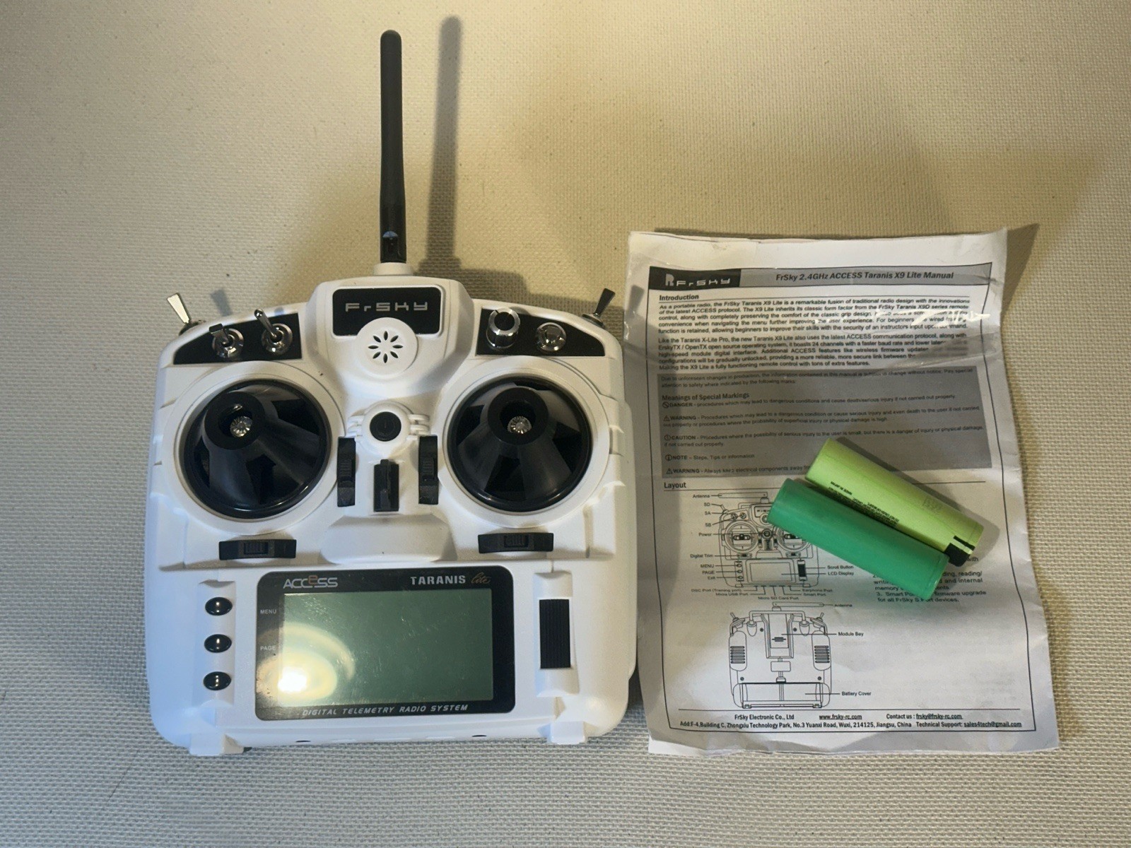 Frsky Taranis X9 Lite 2.4 GHz White Transmitter, Batteries, Manual UNTESTED