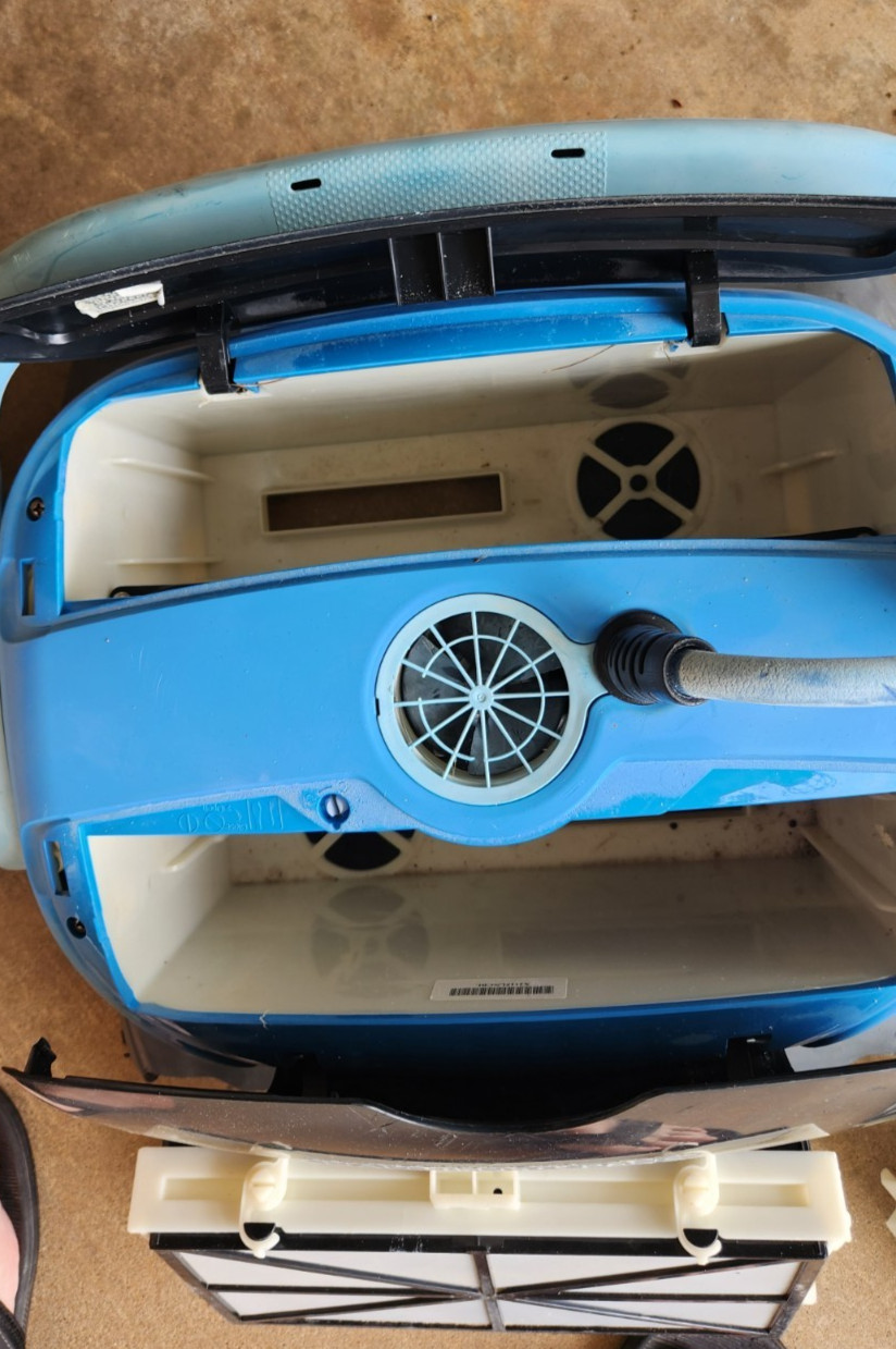 DOLPHIN NAUTILUS CC PLUS AUTOMATIC POOL VACUUM CLEANER . Needs work