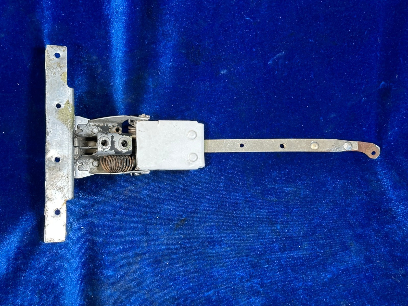 CESSNA 172 F LATCH ASSY - CABING DOOR LH P/N: 0511112-18 , 0511112-16