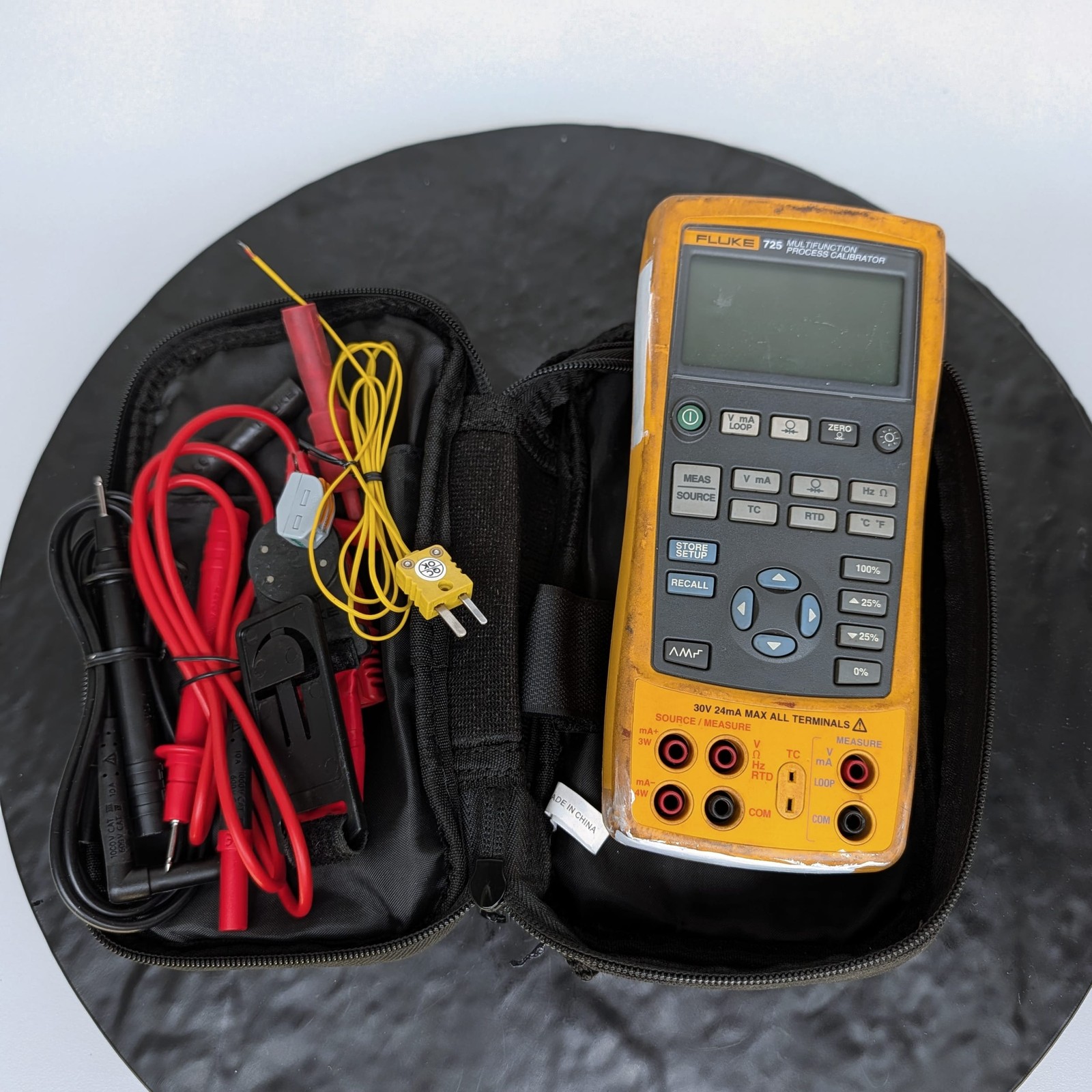 Fluke 725 Multifunction Process Calibrator Meter Multimeter with Accessories