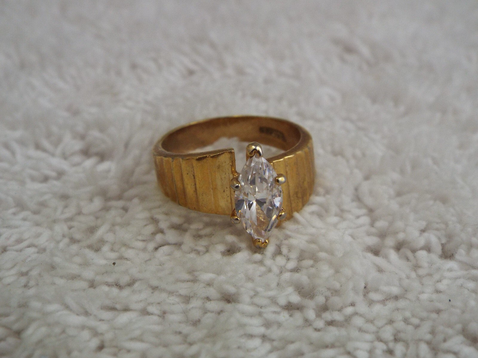 ROMAN Goldtone Rhinestone Ring ~ Size 9 (B30)