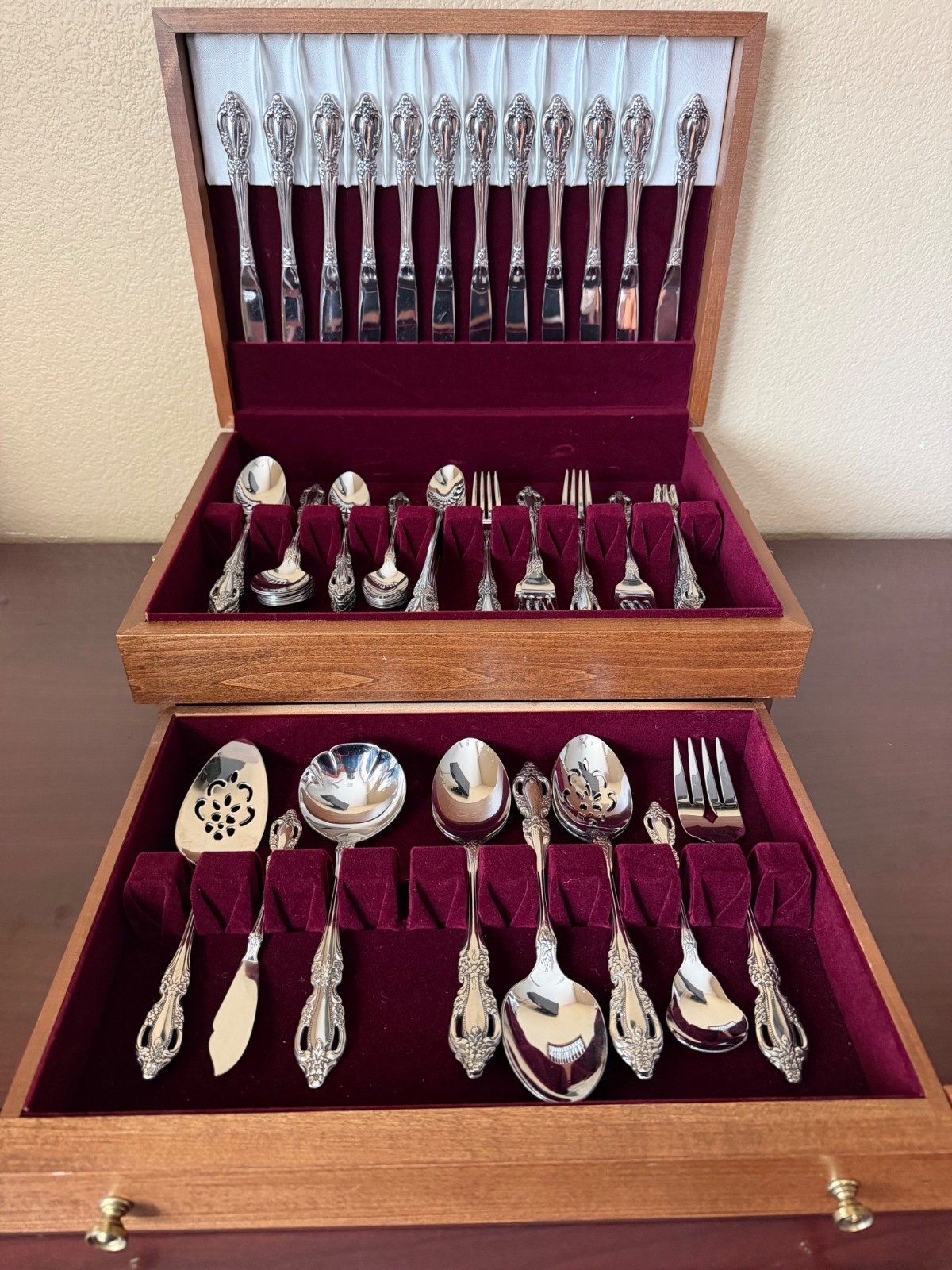 Oneida Raphael 89-Pc Distinction Deluxe HH Stainless Flatware Set w/Wood Chest