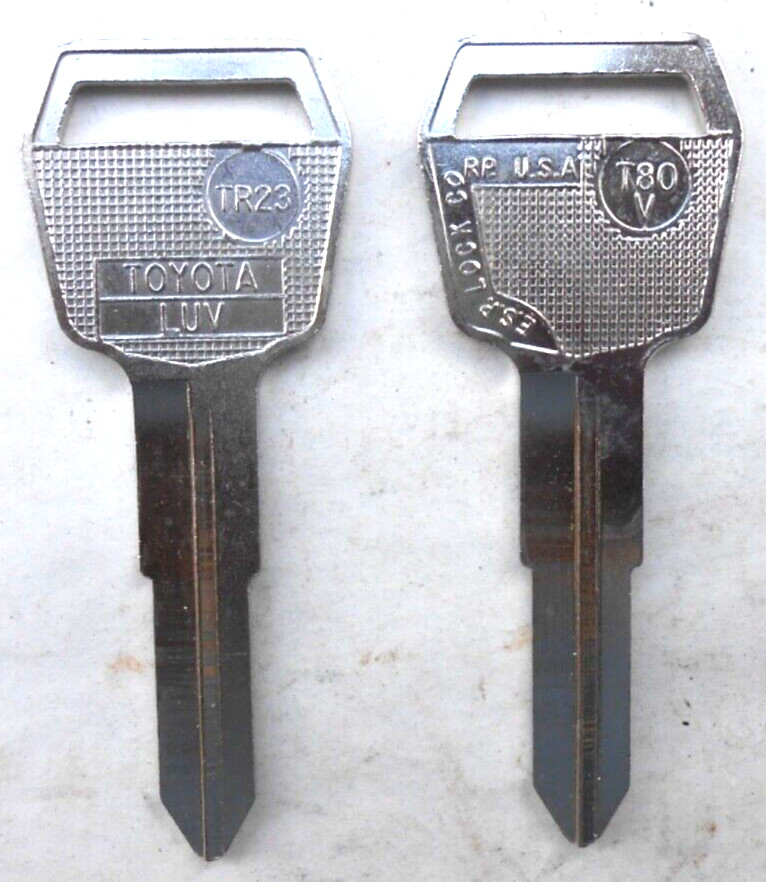 (1)  TOYOTA   LOGO  Key Blank  T80V  TR23 Vintage    NOS