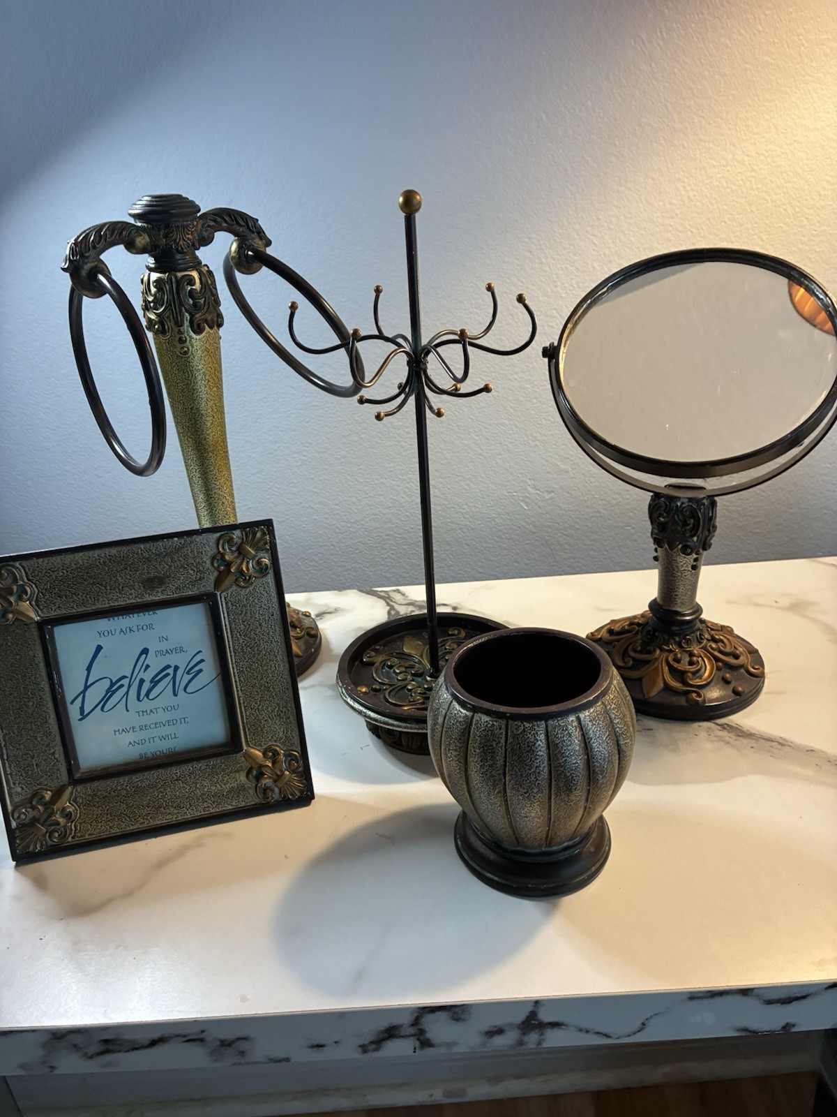 5 Pieces Bathroom Accessory Set For Counter/ Elegant look In Excellent Condition