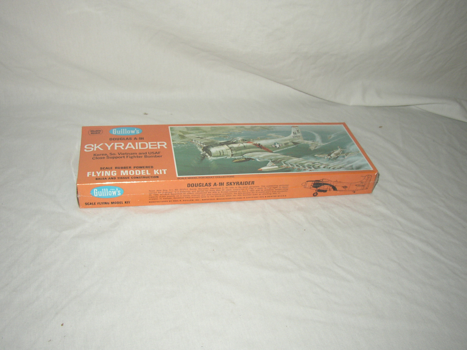 GUILLOW'S UNOPENED DOUGLAS A-1H SKYRAIDER FLYING MODEL KIT LOT #Z-21