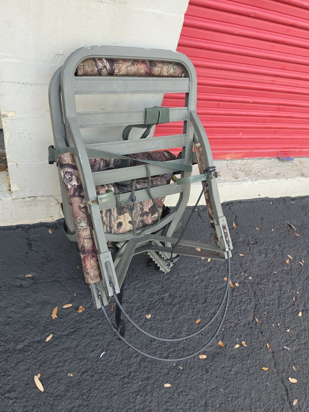 Summit Viper Steel Climbing Tree stand + Hunter Safety Systems Harness Used