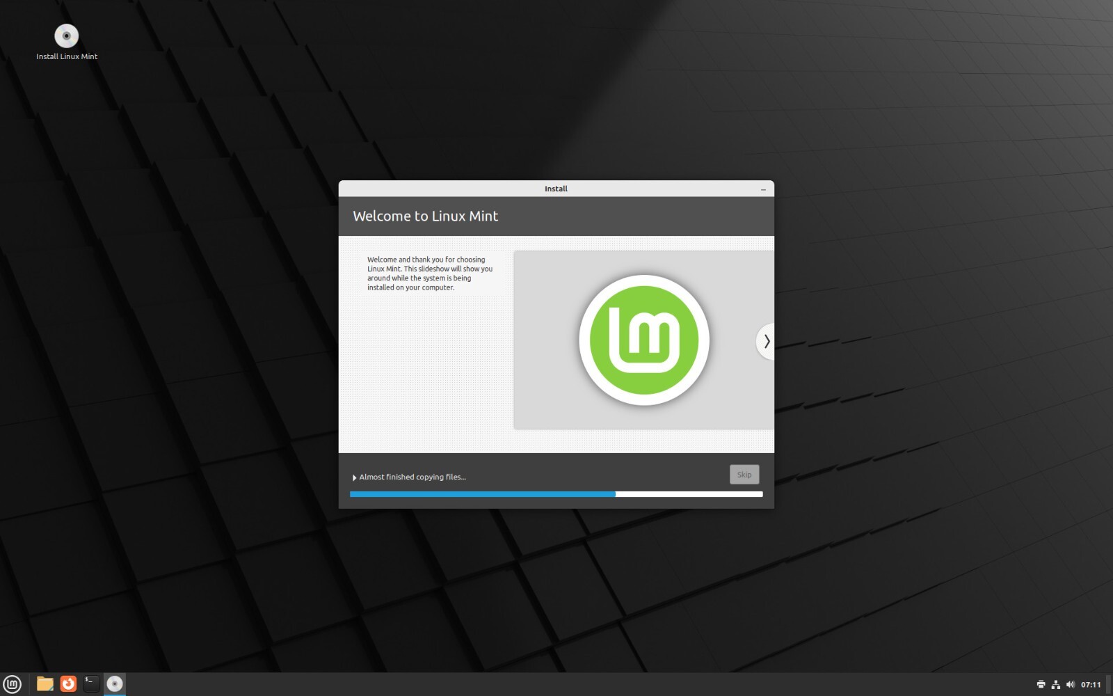 Linux Mint 22.1 Xia XFCE Bootable USB Flash Drive – Durable, Efficient, Ready