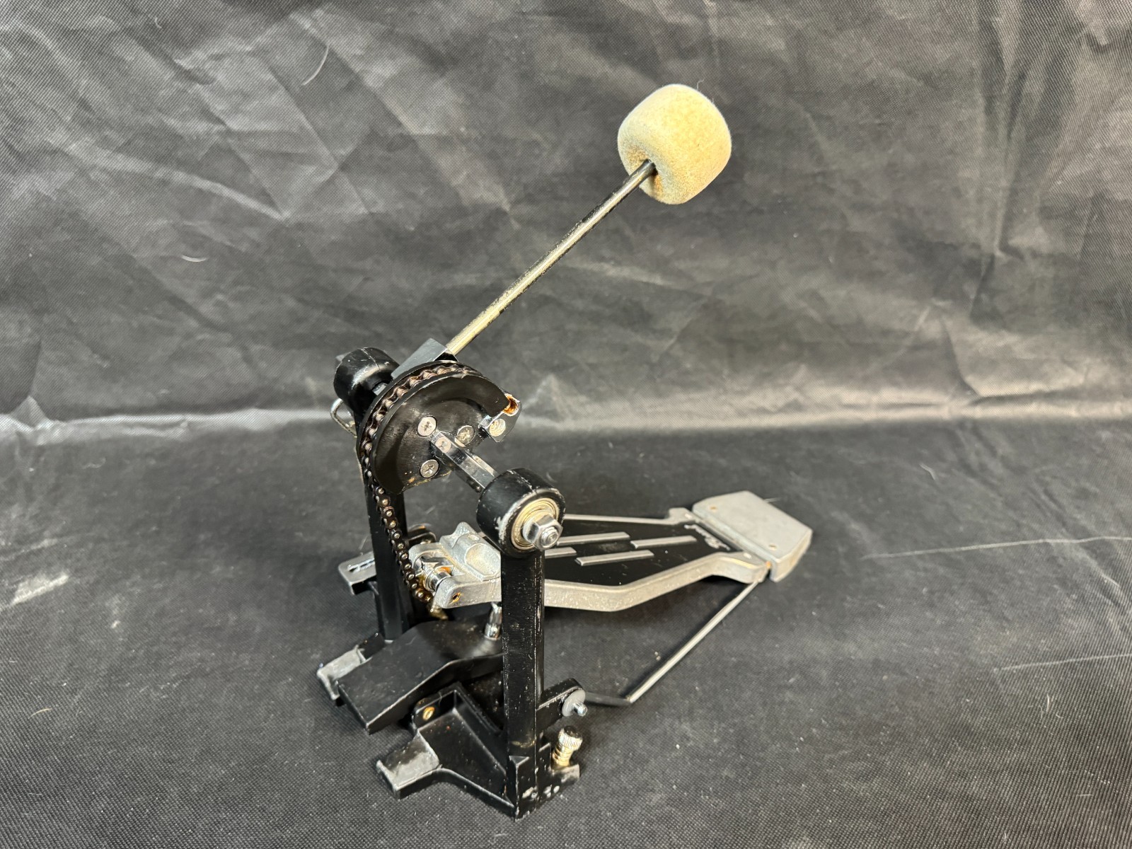 Pearl bass drum pedals. Looks good, work great.