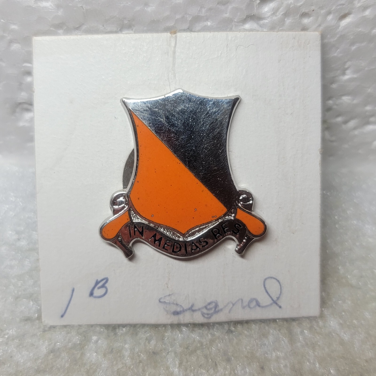 US Army 1st Signal Battallion Unit In Medias Res Crest Insignia Lapel Pin USA