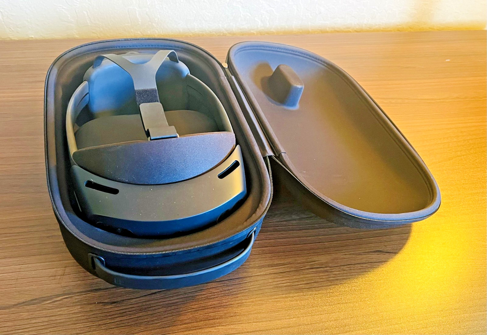 Microsoft HoloLens 2 - Good Condition - VR/AR Headset + Case & Charger
