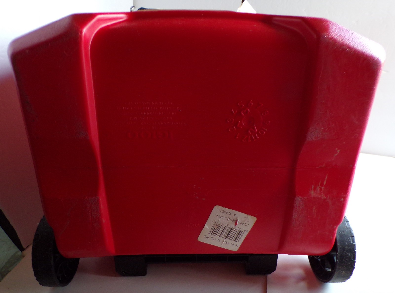 Igloo Rolling Chest Cooler Profile II Red 16 Quart 24 Can