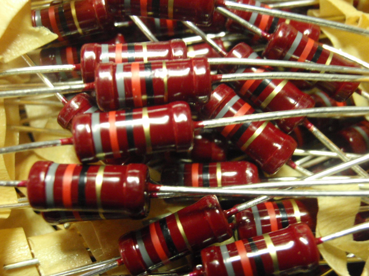 SELTEN! WIDERSTAND 82 Ohm 1W KOHLESCHICHT D6x13mm 10x 24877