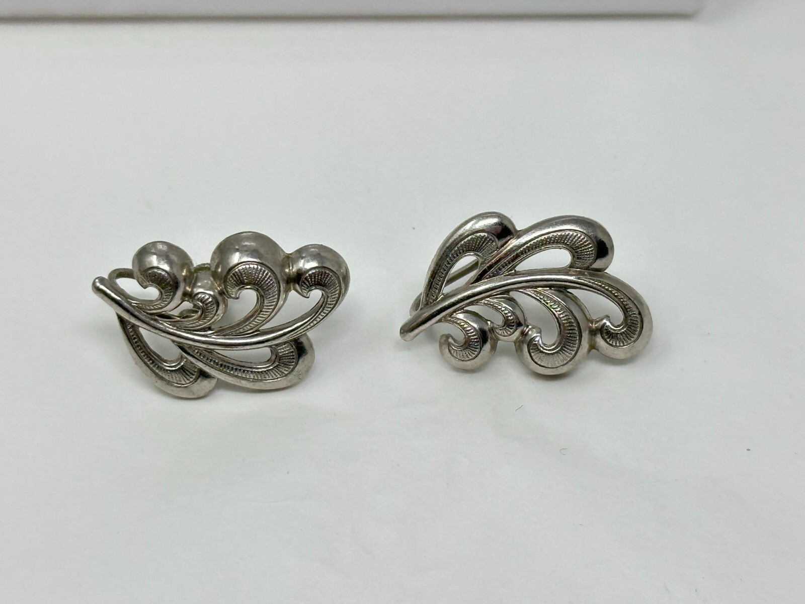Beautiful Vintage Silvertone Scroll Leaf Screw Back Earrings