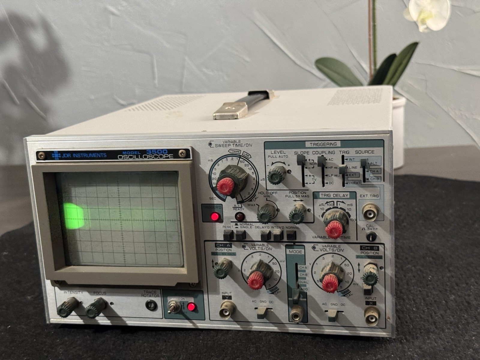 JDR Instruments 3500 Vintage Dual Trace 35 MHz Oscilloscope - Powers On