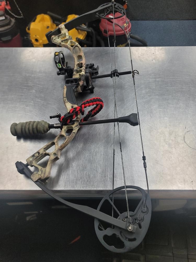 Used DIAMOND ARCHERY BOWTECH INFINITE EDGE Compound Bow (QUC027938)