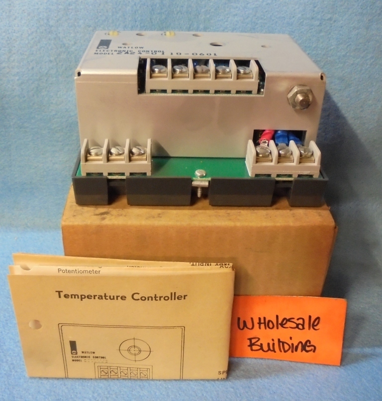 WATLOW ELECTRONIC TEMPERATURE CONTROL 2A24-011D-0601 120/240 VAC 4 VA