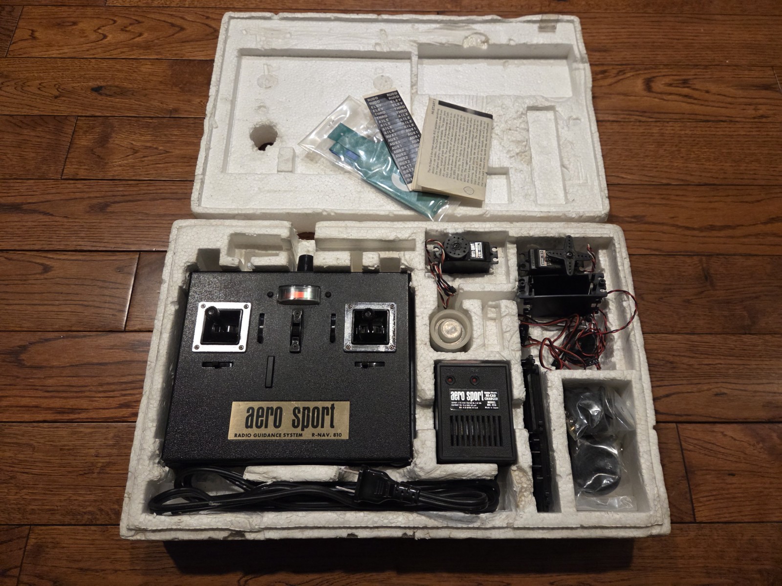 Aero Sport Radio Guidance System R-NAV 810 + Extra Parts Servos (Untestested)