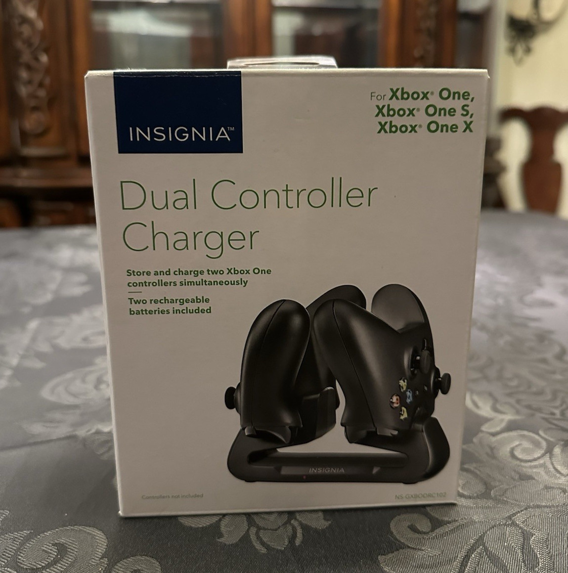 Insignia Dual Controller Charging Dock w/ Rechargeable Packs Xbox One S/X Black