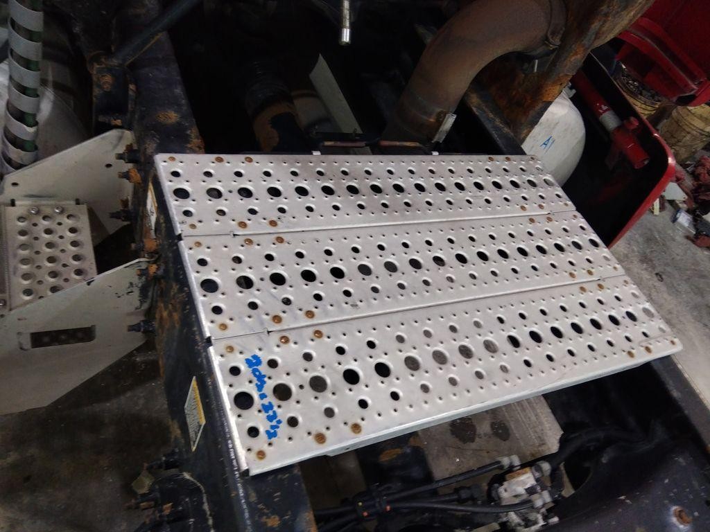 Replaces NA 2010 PETERBILT 387 DECK CATWALK ,  MN