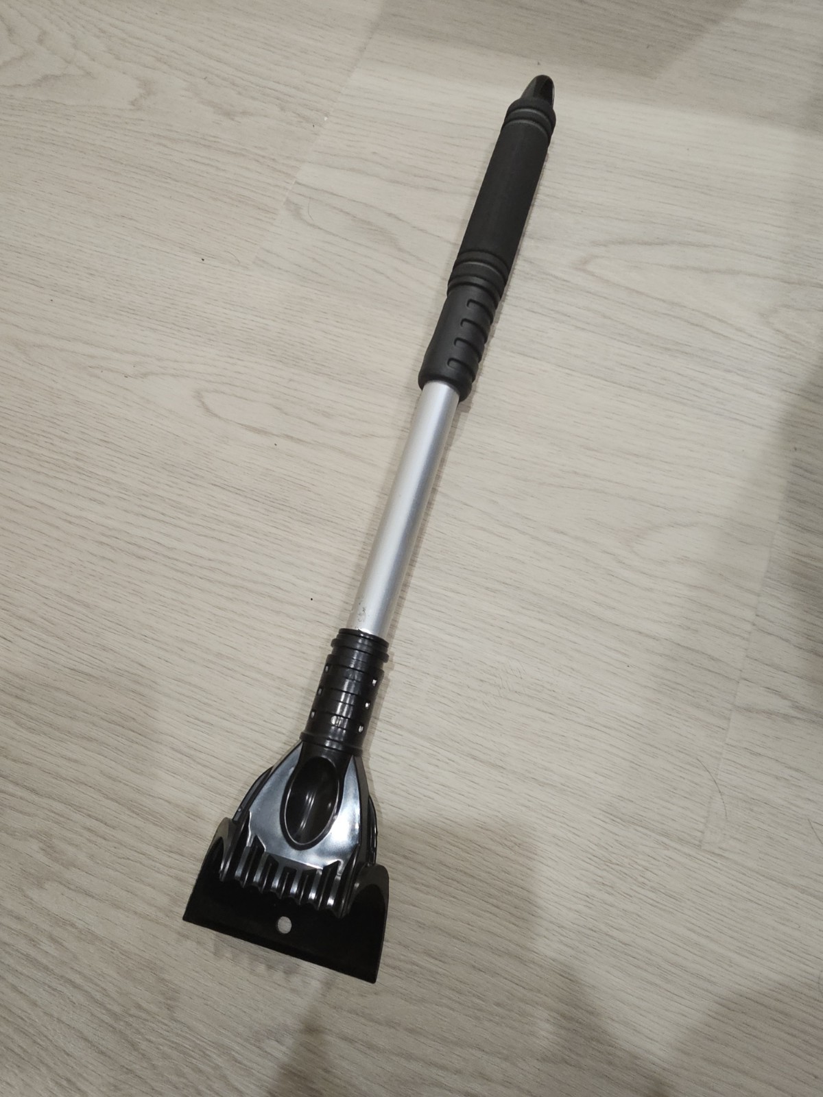 Snow/Ice Scrapper (Extendable) with Carrying Case/Mit