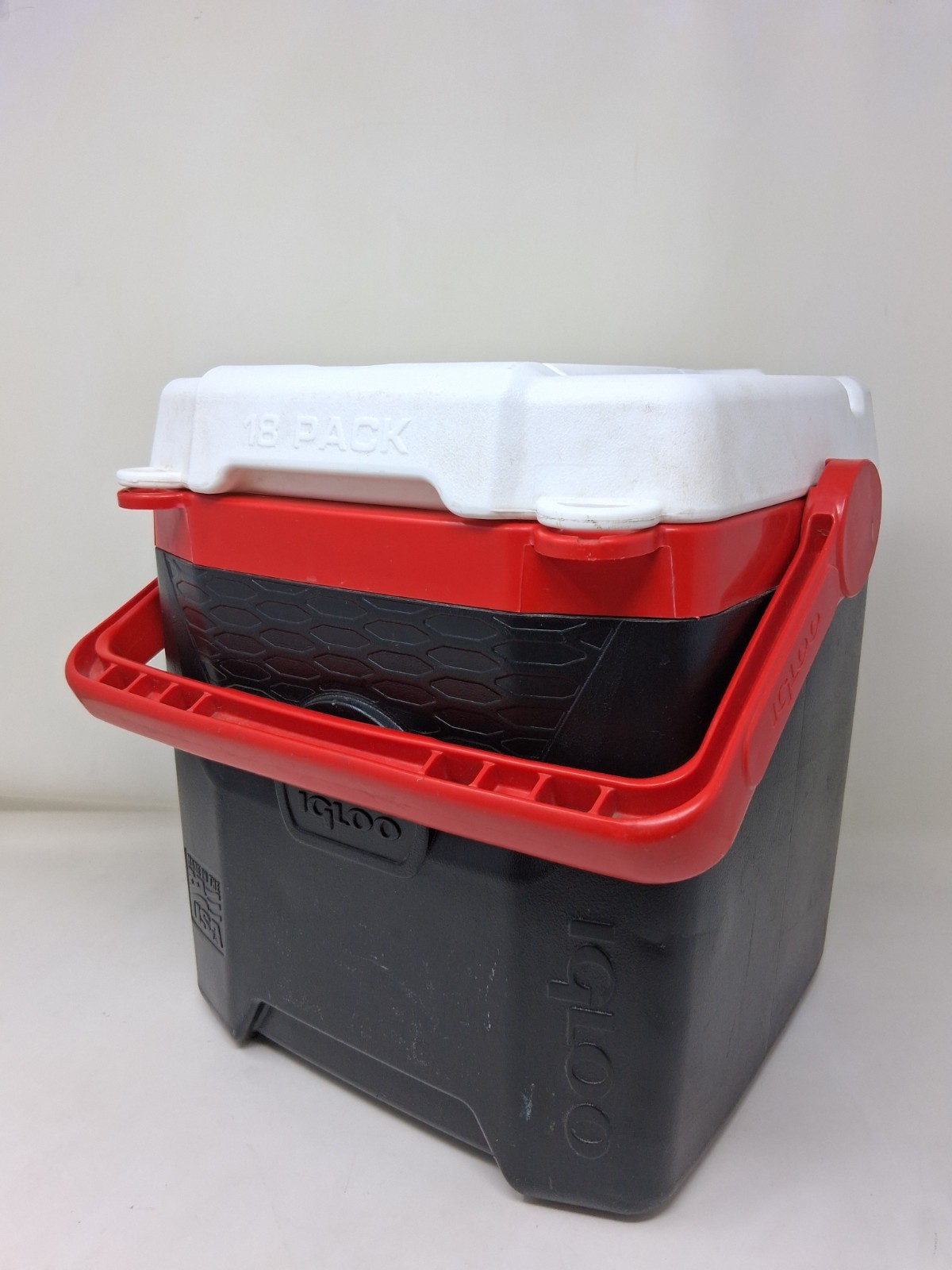 Igloo Quantum 12 cooler 18 Pack capacity Lockable USA. 12 Quart Red White Black