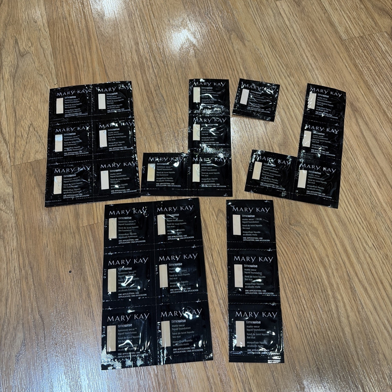 MARY KAY TIMEWISE LIQUID FOUNDATION SAMPLES  Ivory 1 -6