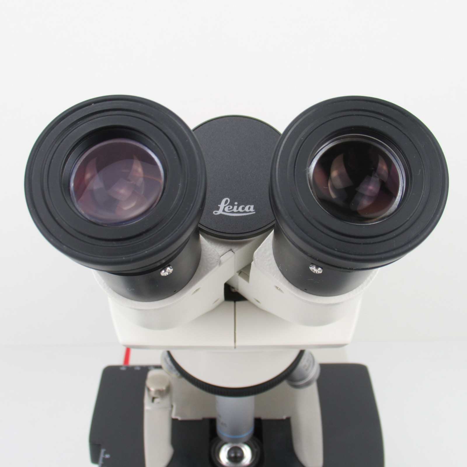 LEICA DM750 BINOCULAR MICROSCOPE W/ OBJETIVE SET & 10X EYEPIECES