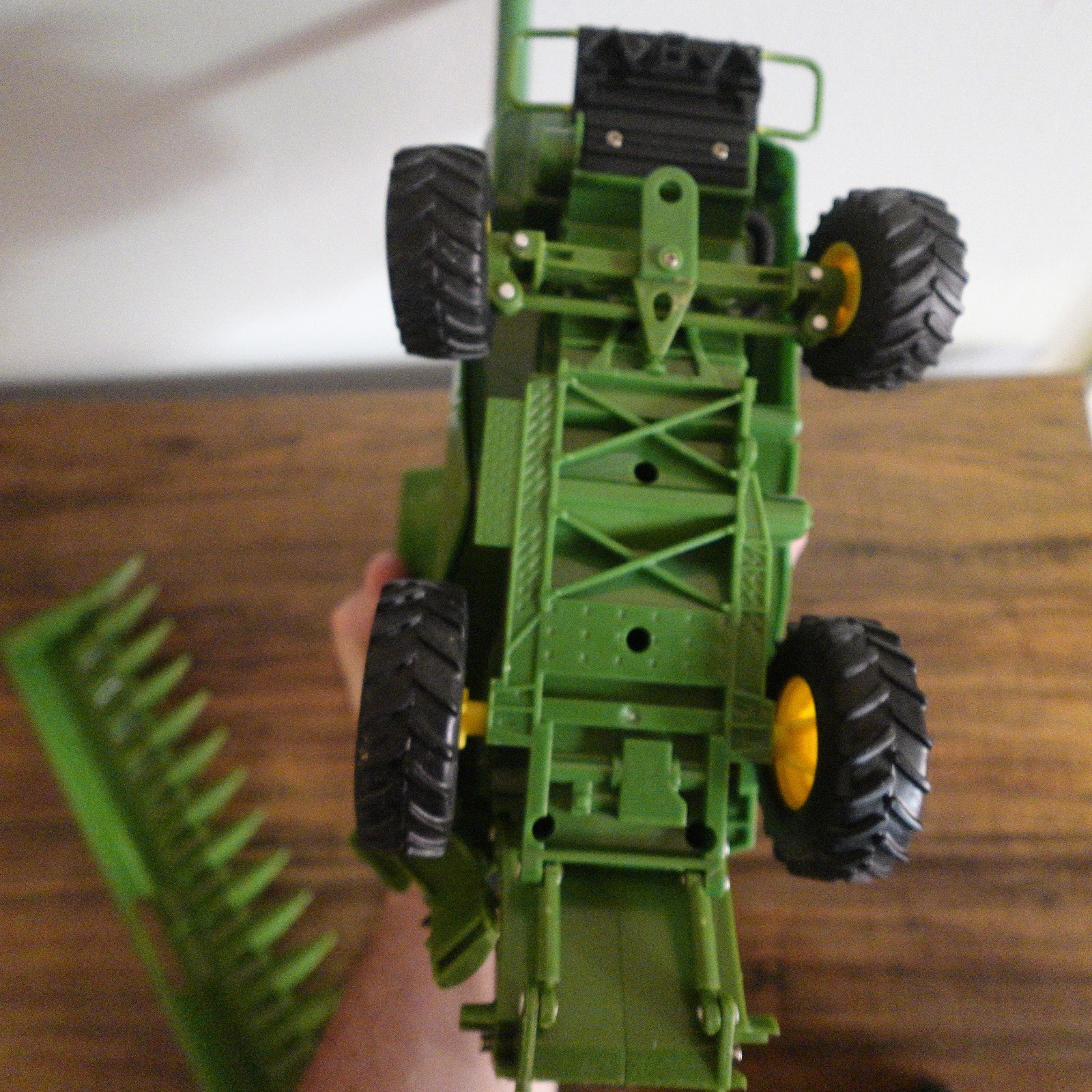 ERTL John Deere S690 Combine 1/32 Scale Full Plastic