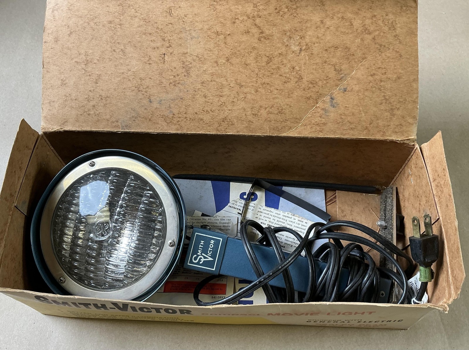 Vintage Smith-Victor L-6 Compact Movie Light 650W 120V Blue W/ Box GE DWA Lamp