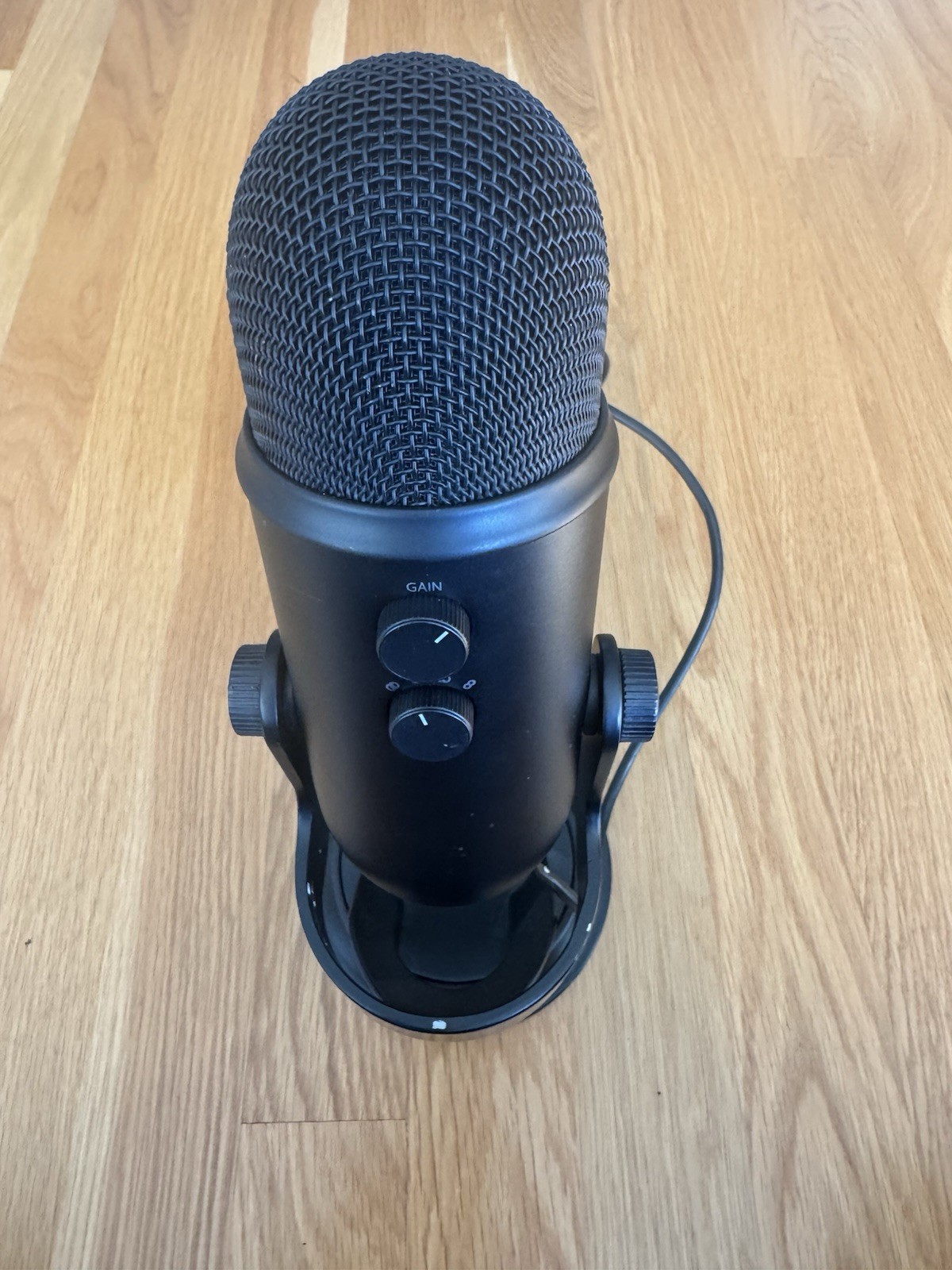 Blue gaming studio mic with Gain, headphone Jack, mute, Volume, And Pattern