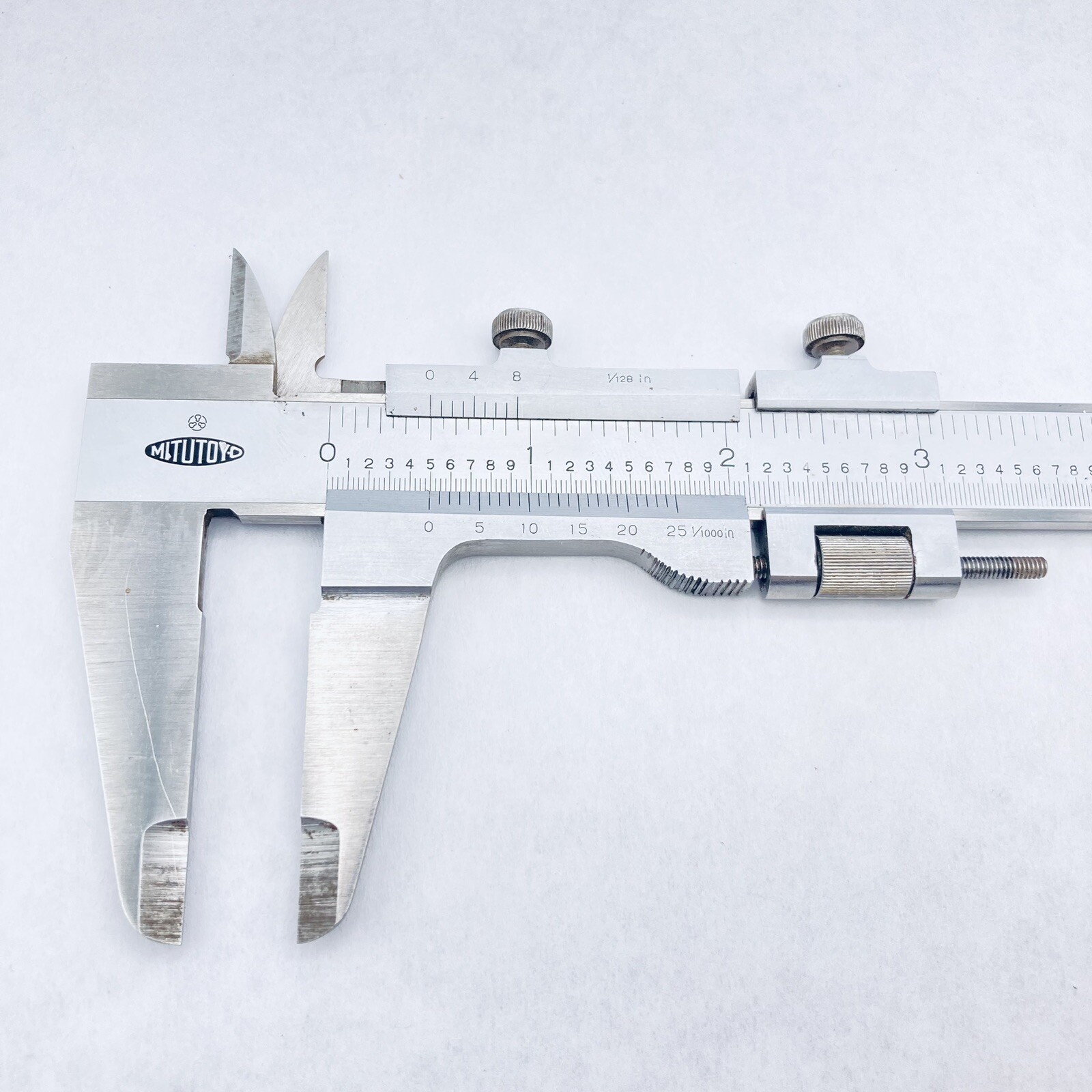 MITUTOYO 532-105 Precision Vernier Caliper with Fine Adjustment 0-7" & Case