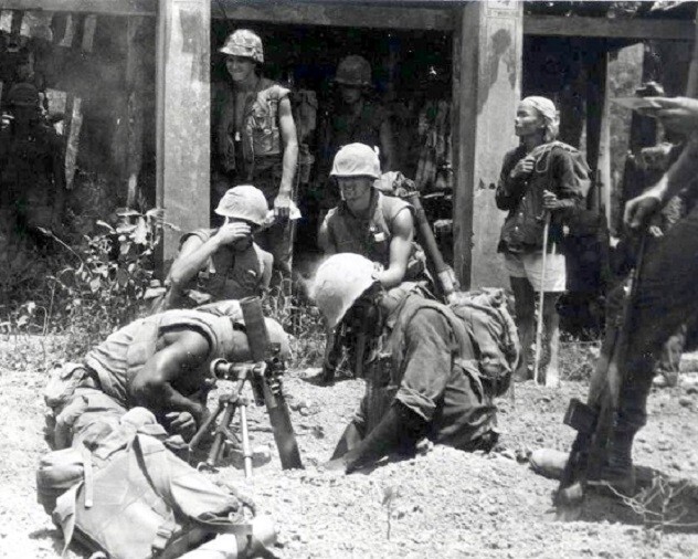 Marines fire mortar at Viet Cong southwest of Da Nang 8x10 Vietnam War Photo 709