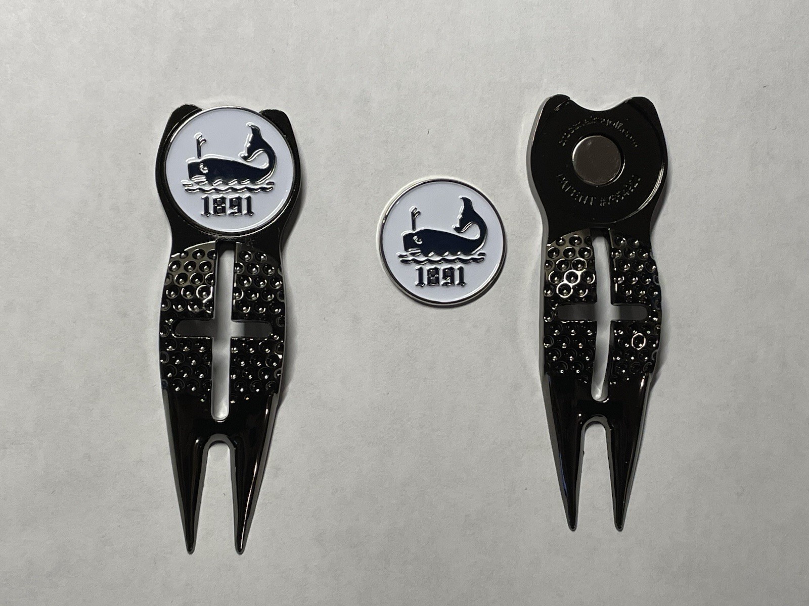 (1) Maidstone Club Crosshairs Divot Tool & 1" Coin Style Golf Marker