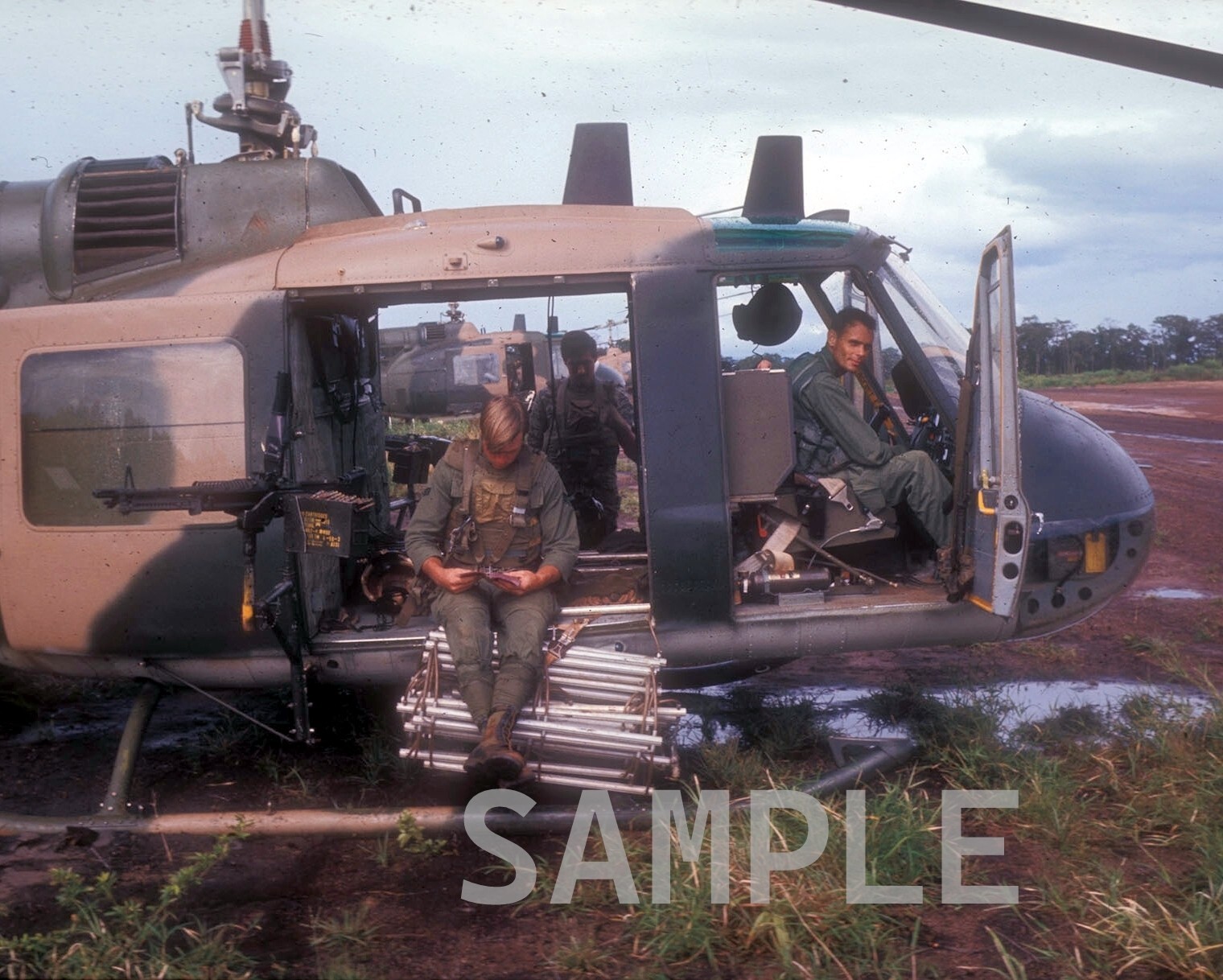 UH-1P Huey Helicopter Green Hornets armed and ready 8"x 10" Vietnam War Photo 93