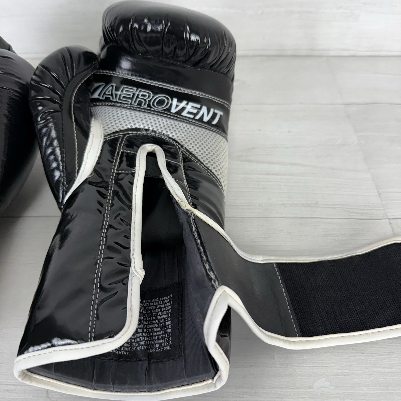 Title Boxing Gloves Black Size Medium 12oz Aerovent