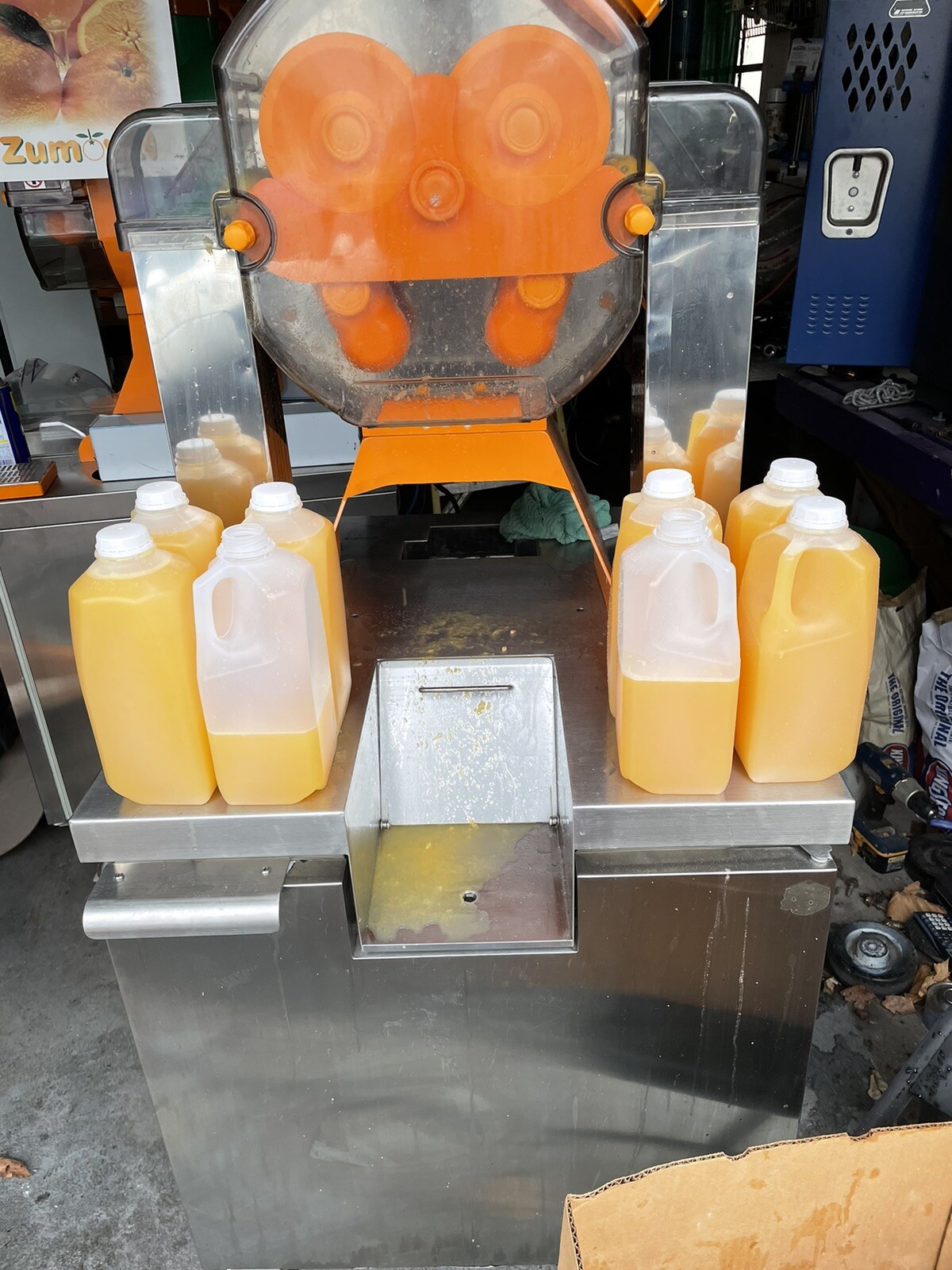 Zumoval Orange Juice MachHeavy Duty New Includ Cooling Unit Bottom Service Stand