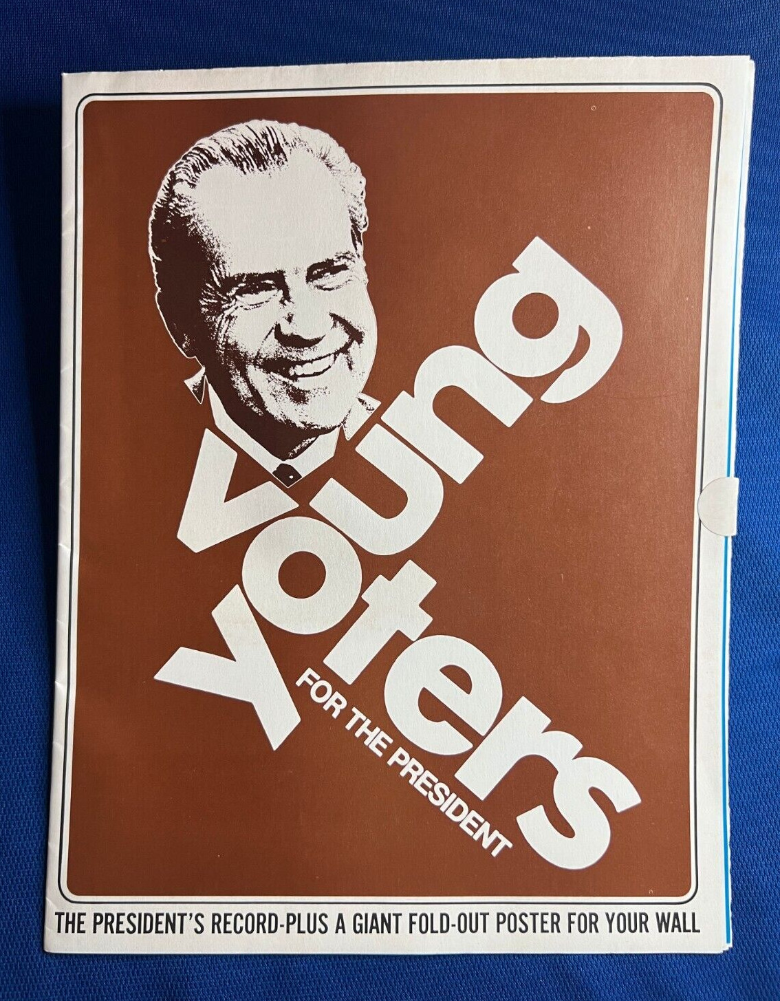 VINTAGE 1972 RICHARD NIXON YOUNG VOTERS FOR THE PRESIDENT MAILER MAGAZINE