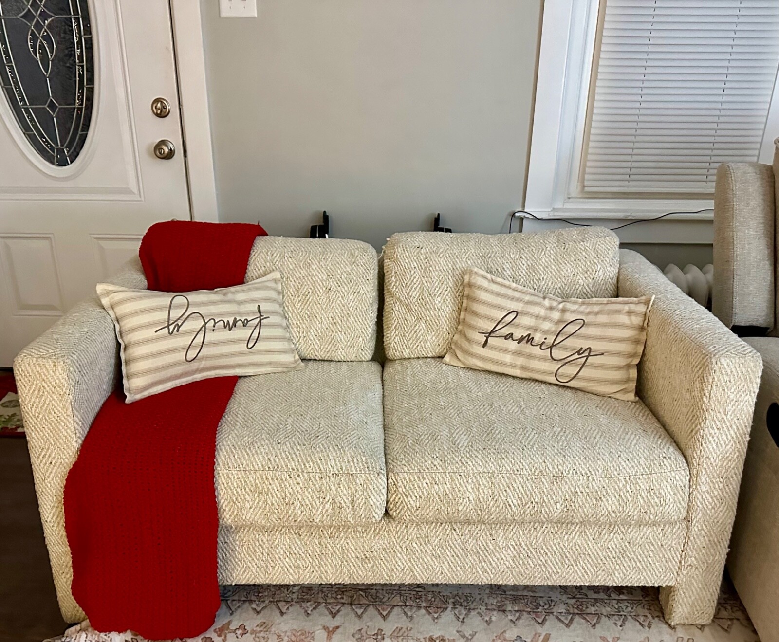 Perfect love seat for additional seating and to spruce up any room.
