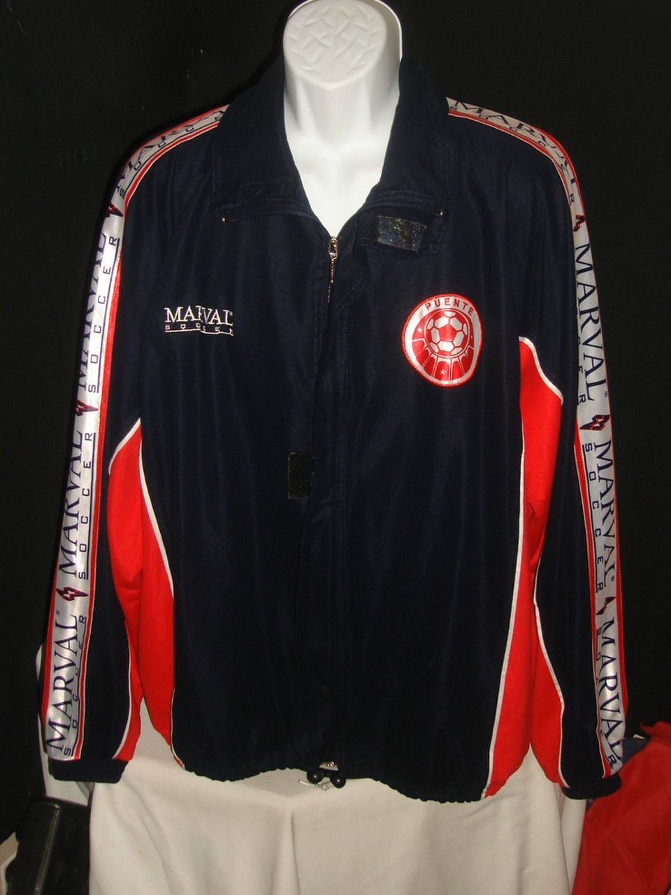 CLUB DE FUTBOL PUENTE 100% NYLON BLUE/RED/WHITE SOCCER MARVAL JACKET SZ XL