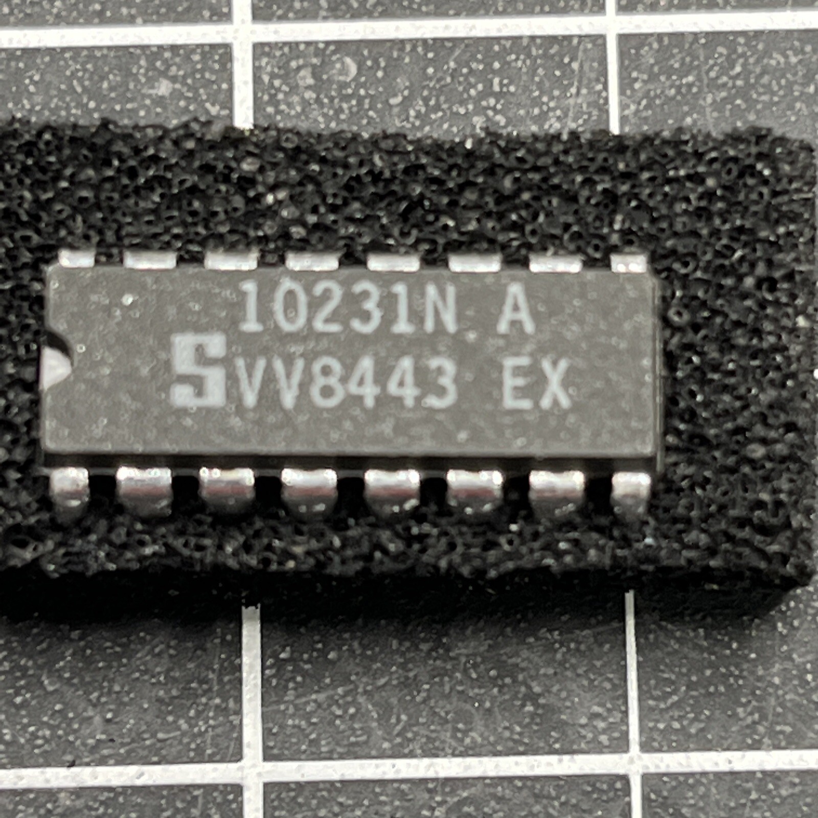 1 Each ~ 10231N ~ Signetics ~ Dual D Type Master Slave Flip Flop ~ 16 PIN DIP IC