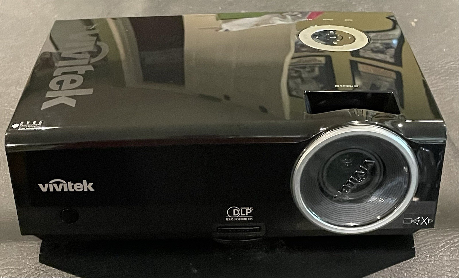VIVITEK D825MS DLP Projector