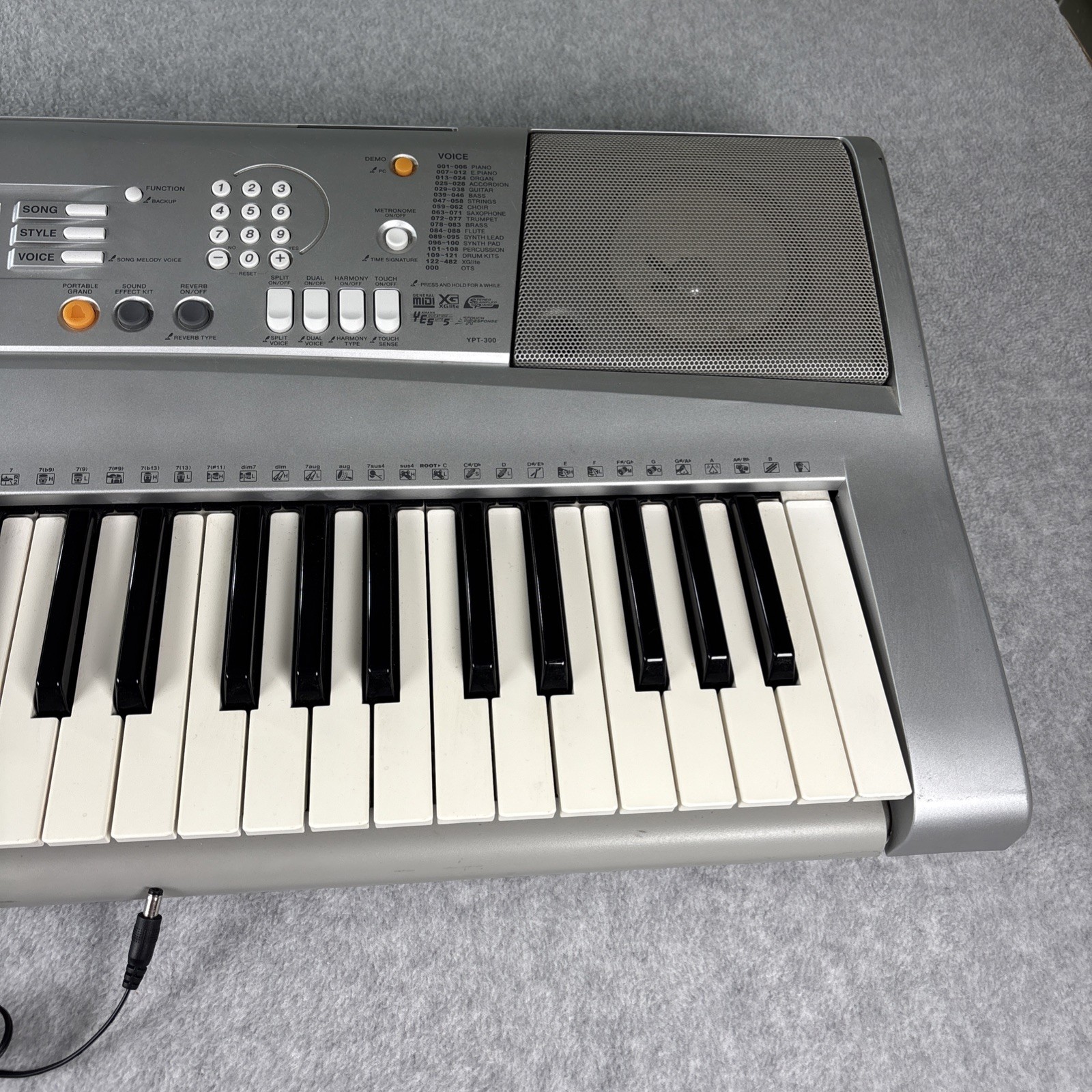 Yamaha YPT-300 61-Key Electronic Keyboard - Tested