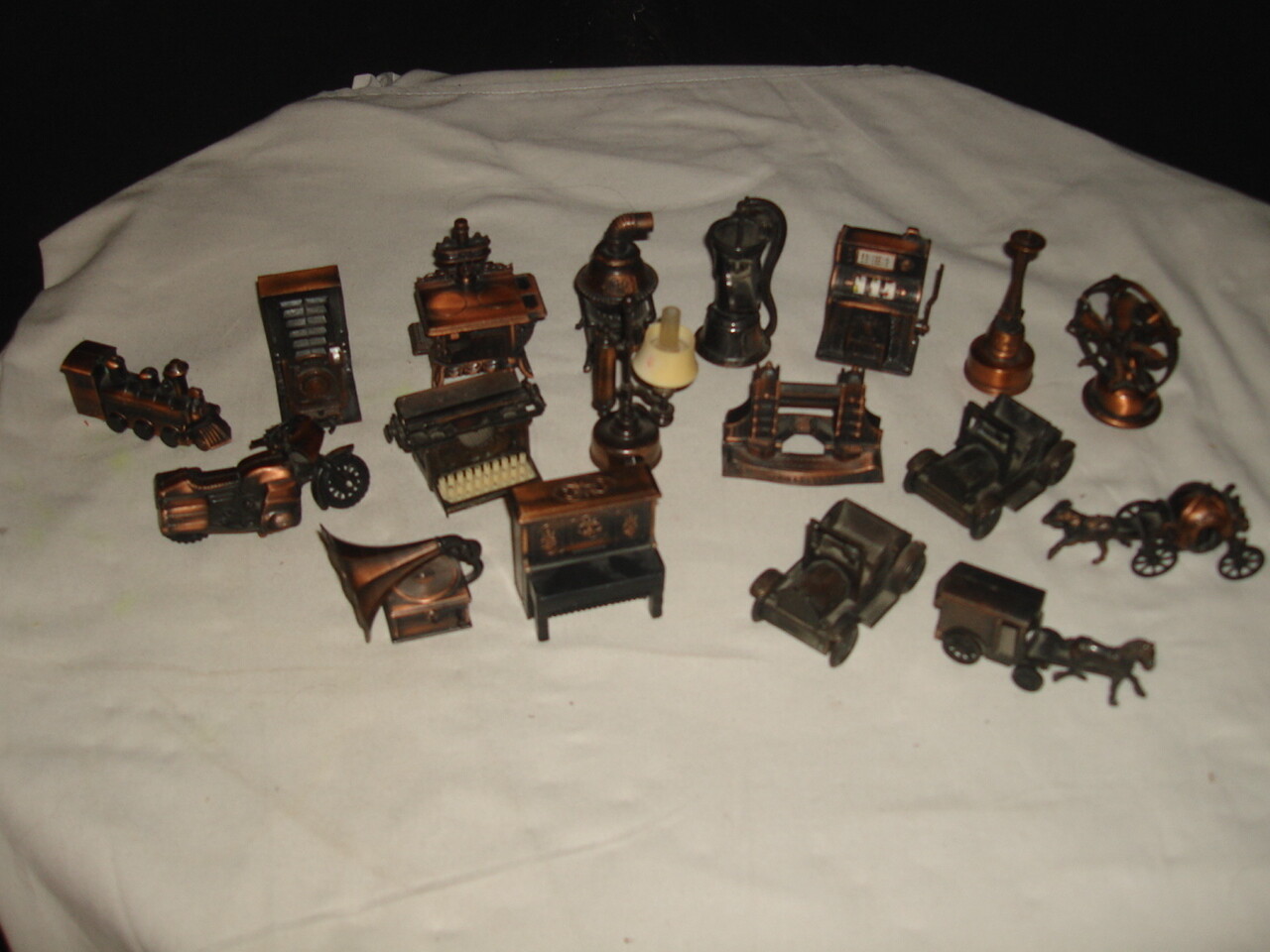 18 PENCIL SHARPENER MINIATURE REPLICA QUEEN CAST / DIECAST ANTIQUE STYLE MINT