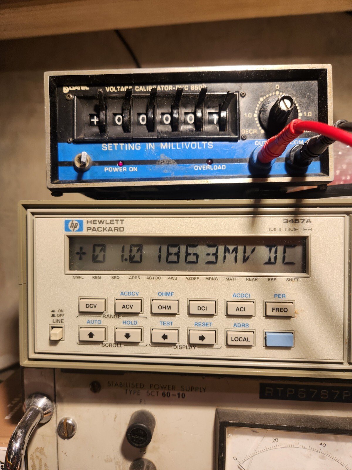 Datel high precision voltage source calibrator DVC-8500 A power 230V AC 4.5digit