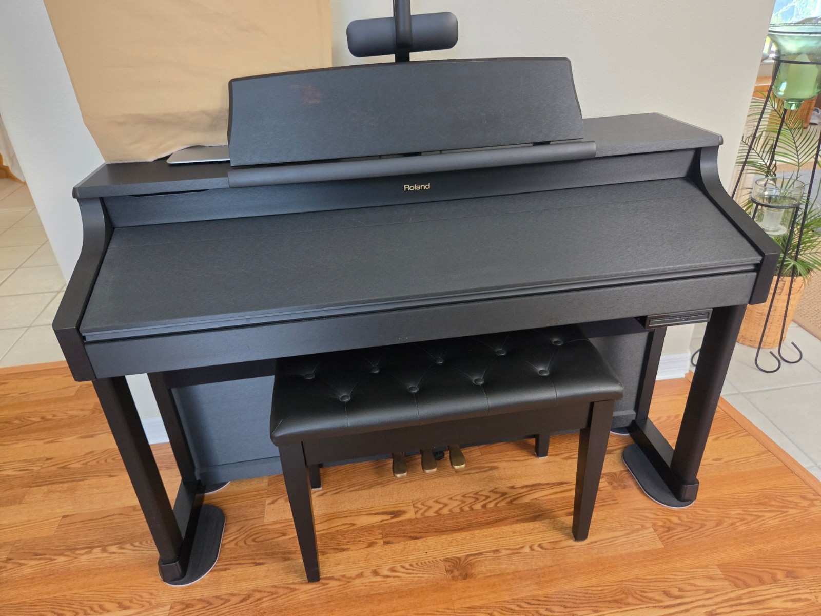 Roland RM 700 Digital Entertainment Piano – Bench Seat – 21.5” Monitor & More!