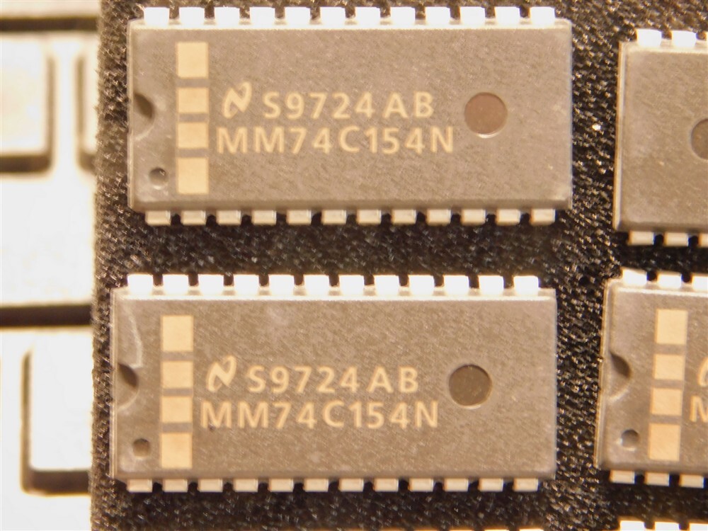2 National Semiconductor MM74C154N Decoder / Demultiplexer ICs 24-PDIP