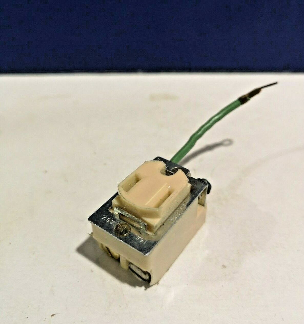 DESPARD IVORY INTERCHANGEABLE Grounded Single Receptacle Outlet with Lead 1787-I