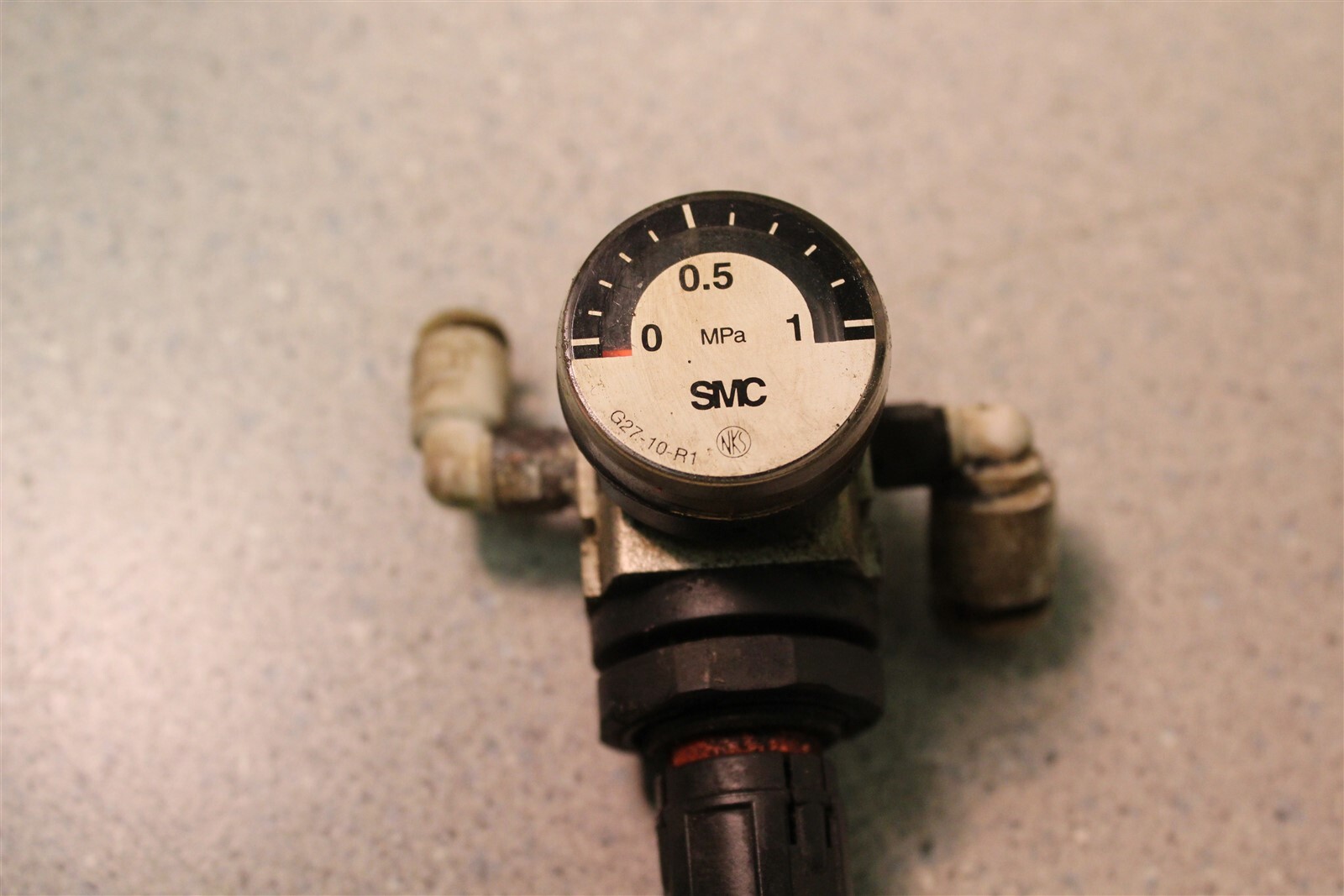 SMC G27-10-R1 AR10-M5 Pressure Gauge *FREE SHIPPING*