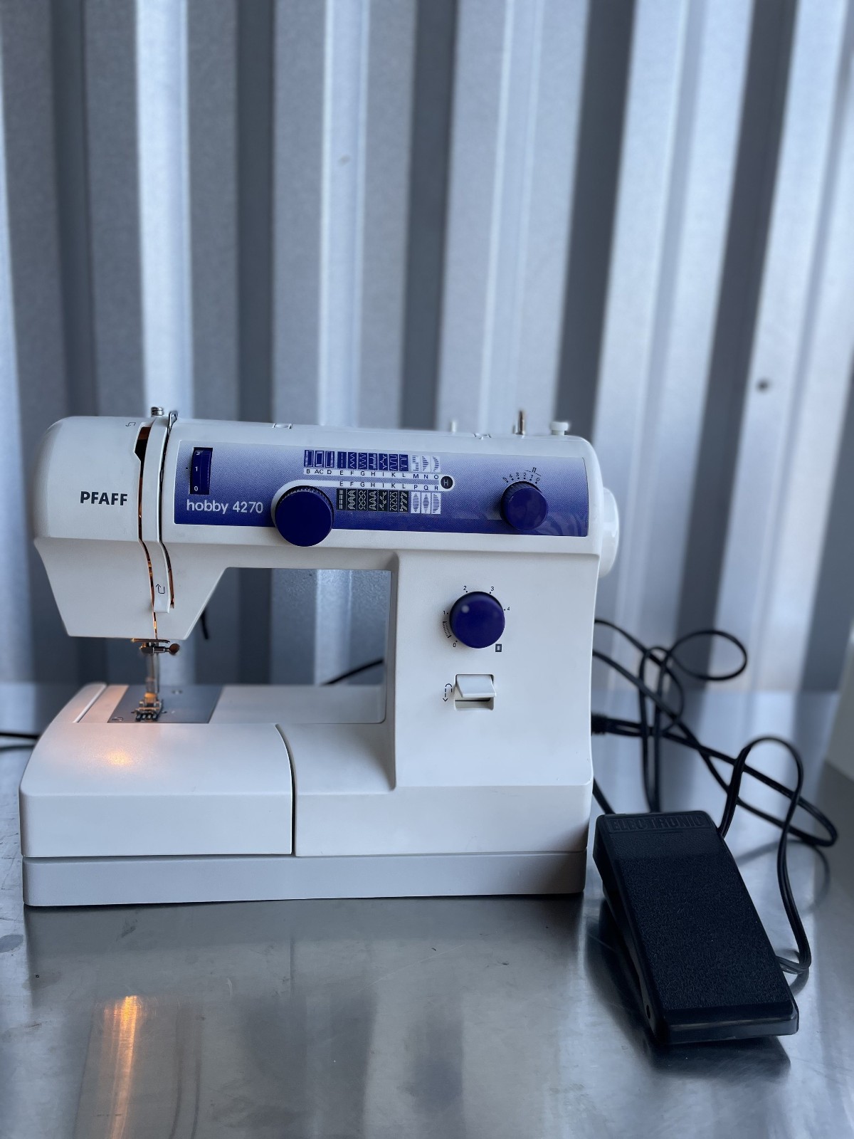 Pfaff Hobby 4270 Embroidery Sewing Machine  With Case & Pedal Tested/Works