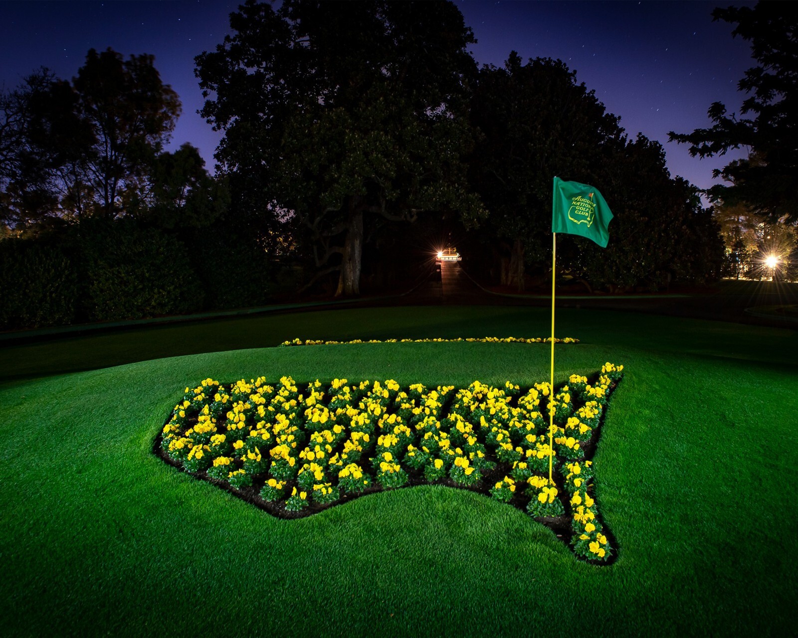 Masters Tournament Logo in Flowers 8x10 Golf Photo
